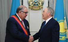 Первый Президент Казахстана наградил учредителя компании «USM Holdings» Алишера Усманова орденом «Достық»