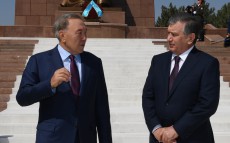 Participation in the ceremony of laying flowers to "Independence and Humanism" Monument