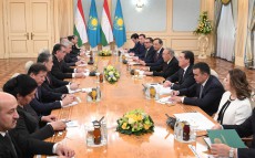 Мемлекет басшысы Тәжікстан Республикасының Президенті Эмомали Рахмонмен кеңейтілген құрамда келіссөз жүргізді