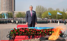 Президент Казахстана Касым-Жомарт Токаев принял участие в церемонии возложения цветов к монументу «Отан қорғаушылар»