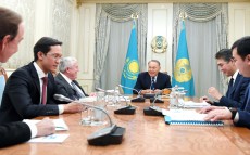 Встреча с министром по инвестициям и развитию Женисом Касымбеком, членом Совета директоров АО «Самрук-Қазына» Ричардом Эвансом и президентом авиакомпании «Эйр Астана» Питером Фостером