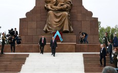 Қазақстан Президенті Қасым-Жомарт Тоқаев Тәуелсіздік және гуманизм монументіне гүл шоғын қойды
