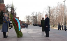 Мемлекет басшысы Қасым-Жомарт Тоқаев Белгісіз жауынгер бейітіне гүл шоғын қою рәсіміне қатысты