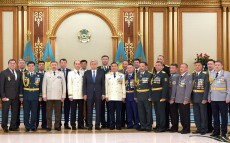 Президент Казахстана Касым-Жомарт Токаев принял участие в церемонии вручения высших воинских и специальных званий, классных чинов