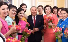 Нұрсұлтан Назарбаев Қазақстанның әйелдер қауымы өкілдерімен «Көктем шуағы» атты кездесу өткізді