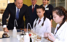 Мемлекет басшысы Ақтөбе қаласындағы физика-математика бағытындағы зияткерлік мектепке барды