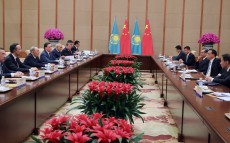 Қазақстан Президенті Қытай Халық Республикасы Мемлекеттік кеңесінің Премьері Ли Кэцянмен кездесті
