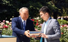 Елбасы Нұрсұлтан Назарбаев келешек ұрпаққа арналған жолдауы бар «уақыт капсуласын» салды