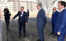 Қасым-Жомарт Тоқаев «Нұрлы жер» бағдарламасы бойынша салынып жатқан тұрғын үйлердің құрылысымен танысты