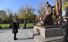 Глава государства принял участие в церемонии открытия памятника «Ұлы ақын Абай ұлдарымен»
