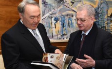 Мемлекет басшысы Мемлекеттік Эрмитаждың бас директоры Михаил Пиотровскиймен кездесті