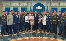 Глава государства вручил государственные награды участникам ликвидации чрезвычайной ситуации в г. Арысь
