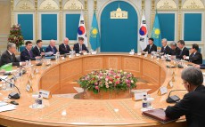 Президент Казахстана Касым-Жомарт Токаев провел переговоры с Президентом Республики Корея Мун Чжэ Ином в расширенном составе
