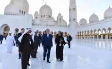 Глава государства посетил мечеть шейха Заида