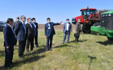 Мемлекет басшысы көктемгі егіс жұмыстарымен танысты