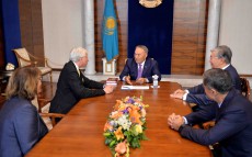 Елбасы Ресей Федерациясының еңбек сіңірген мәдениет қайраткері, жазушы Леонид Млечинмен кездесті