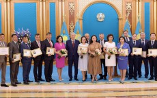 Мемлекет басшысы бұқаралық ақпарат құралдары саласындағы сыйлықтар мен гранттар тапсырды