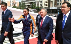 Қазақстан Президенті Есіл өзені арқылы өтетін велосипедшілер мен жаяу жүргіншілерге арналған көпірді аралап көрді