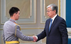 Президент Казахстана Касым-Жомарт Токаев вручил ордена и медали военнослужащим и сотрудникам правоохранительных органов