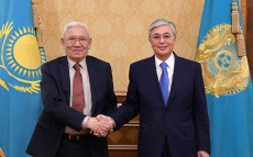 Президент Казахстана принял государственного и общественного деятеля Омирбека Байгелди