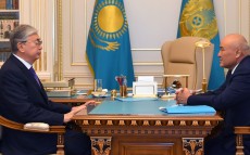 Президент Қасым-Жомарт Тоқаев Түркістан облысының әкімі Өмірзақ Шөкеевті қабылдады