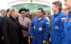 Елбасы «Союз ТМА-16М» экипажының мүшелерімен – кеме командирі Геннадий Падалка, бортинженерлер Андреас Могенсен және Айдын Айымбетовпен кездесті