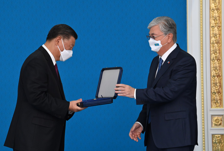 Церемония награждения Председателя КНР Си Цзиньпина орденом «Алтын Қыран»