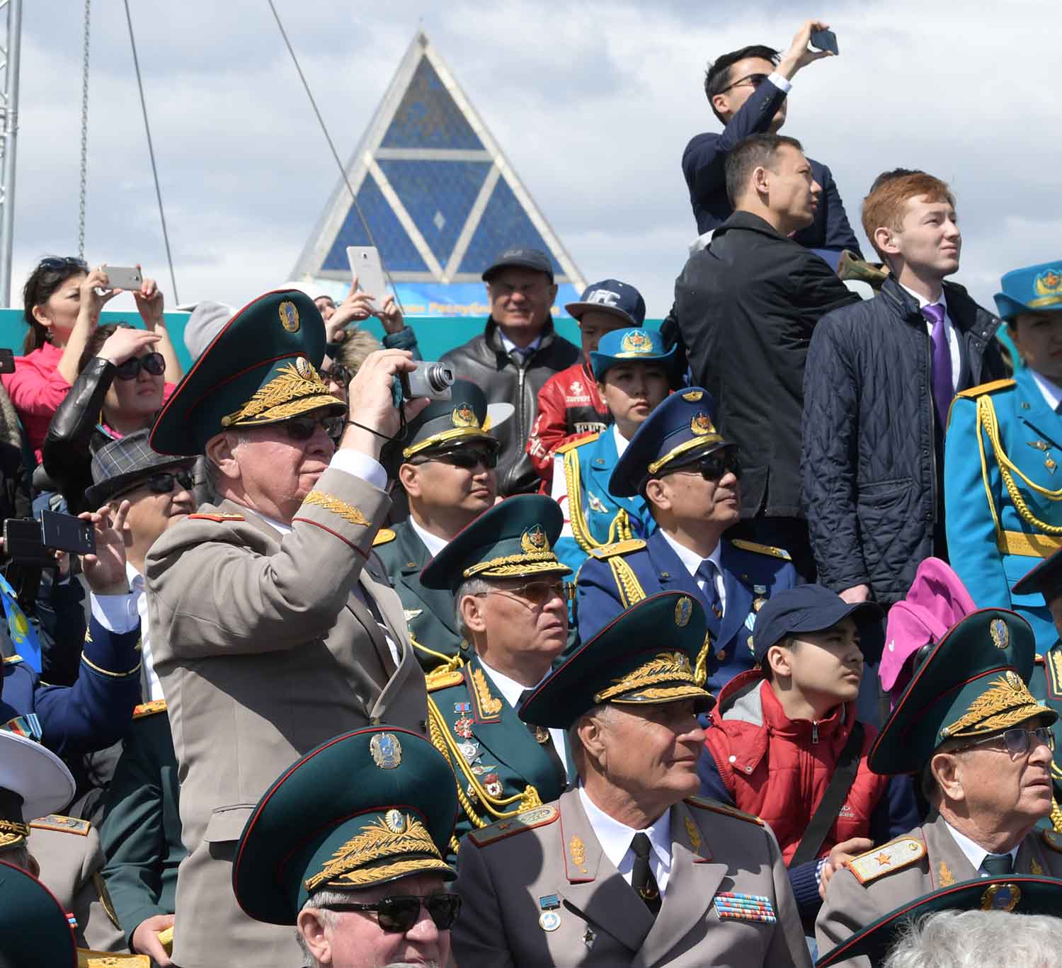 Праздники сегодня в казахстане. 7 Мая. 7 Мая праздник. 7 Мая в РК. Военные Казахстана на фестивале.